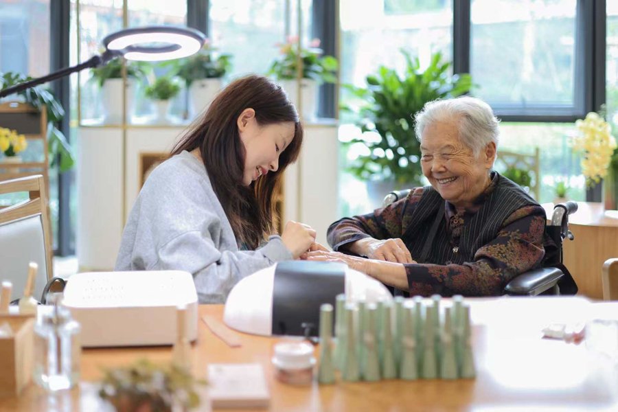 智慧康养新解法，长兴这家养老社区凭什么让长者“不想回家”？