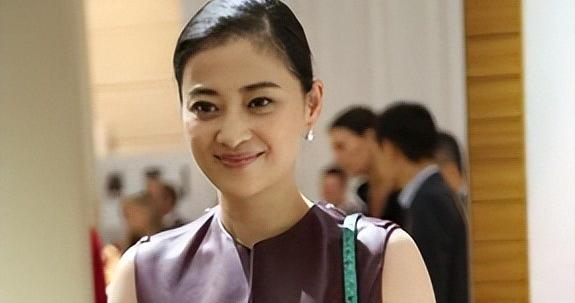 梅婷离开微胖圈后太会穿，无袖裙领口“开条缝”，高级感太无敌了