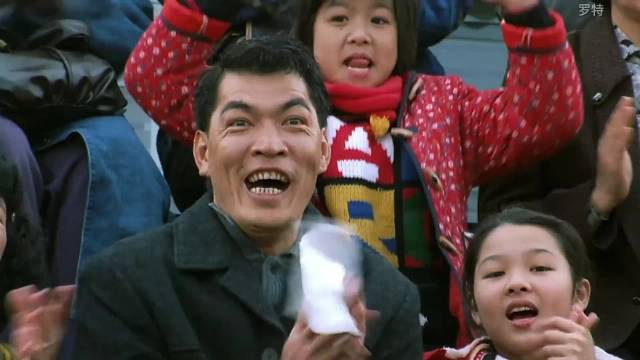 看见儿子领奖了，父亲满脸的骄傲！这一段大傻哥演的太好了