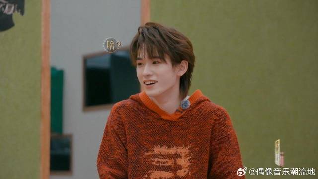 这个宋亚轩要被容祖儿玩坏了 跳舞前热身拉伸，累到喘气！