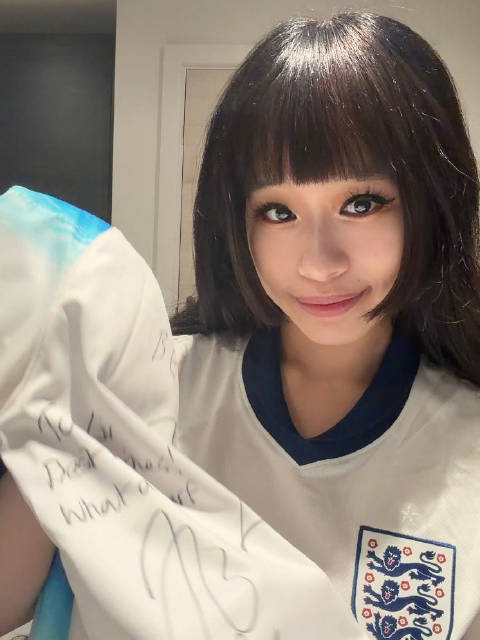 来看哈兰德同款的贝林亲签球衣