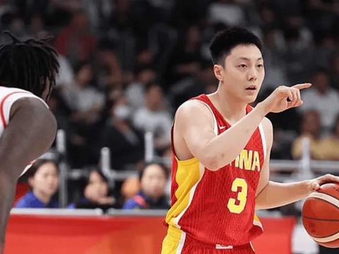 男篮虐巴林却现两失意者！胡明轩全场摸鱼，李弘权腰又伤了！