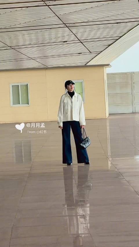 高圆圆出发纽约时装周，黑白造型适配美式复古风