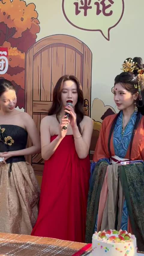 李梦追剧早春晴朗，喊话栾念参考Luke穿搭拍片
