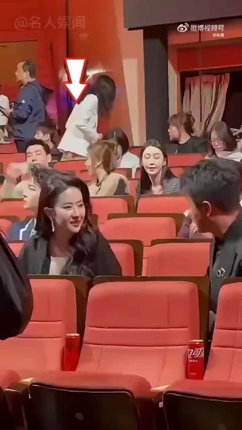 “为何刘亦菲合影要扒开披肩？看到细节拉杨洋一把，才懂商业价值…”