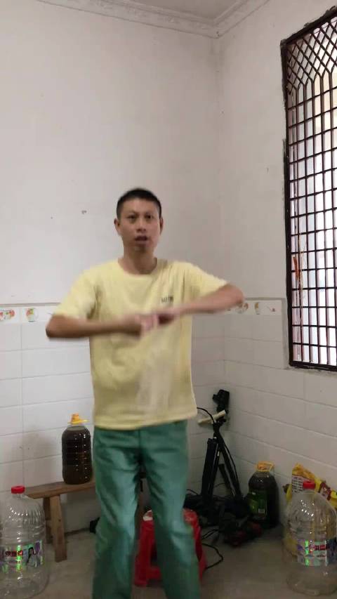 自称像钻石闪耀开法拉利戴名表，提及Lisa是女王