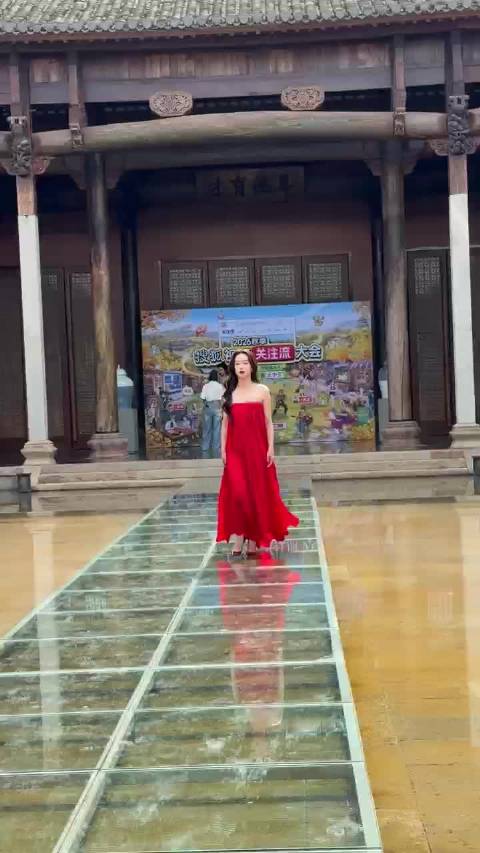 被李梦的松弛感圈粉！活动现场转圈互动突发脚滑，从容稳住身形