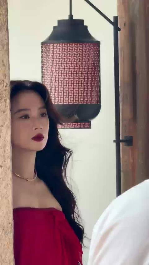 一袭红裙搭配大波浪亮相活动，李梦一出场瞬间氛围感拉满…