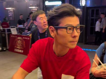 蒋奇明龙餐馆重庆路演，签名轻声说谢谢