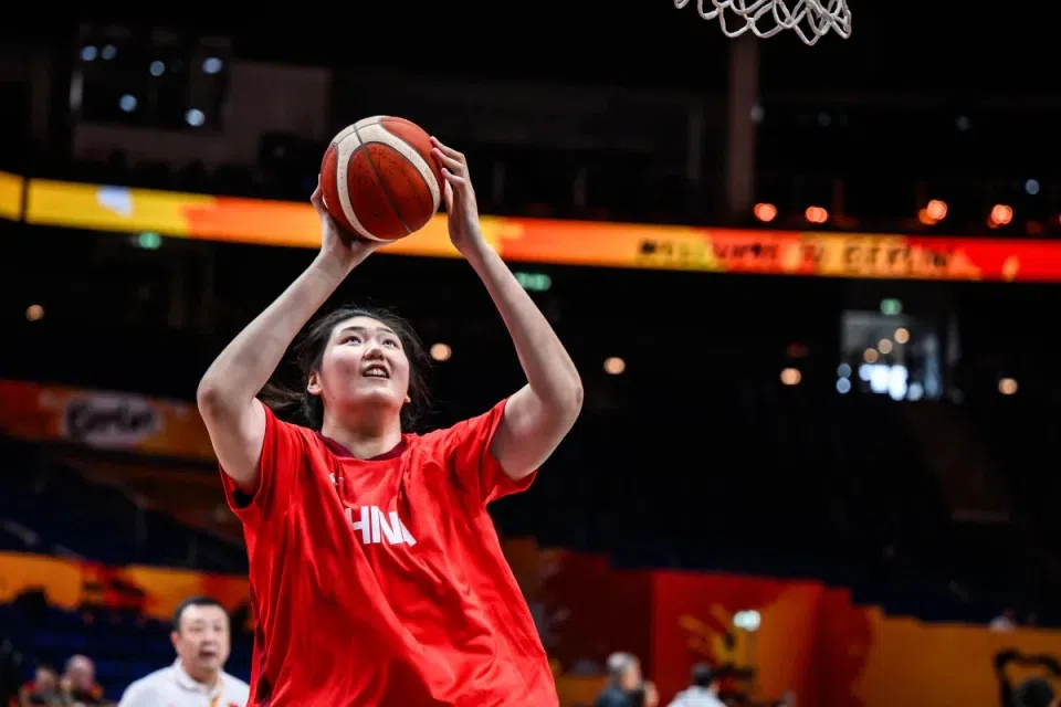 媒体人：张子宇应坚定早点走出去的决心 女篮提供的竞争环境有限