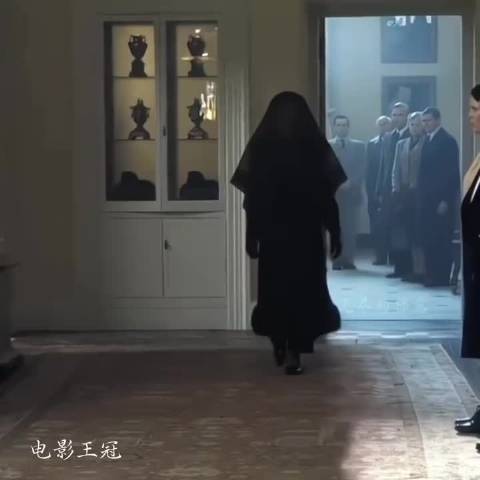 奶奶的屈膝礼让她初感王冠重量