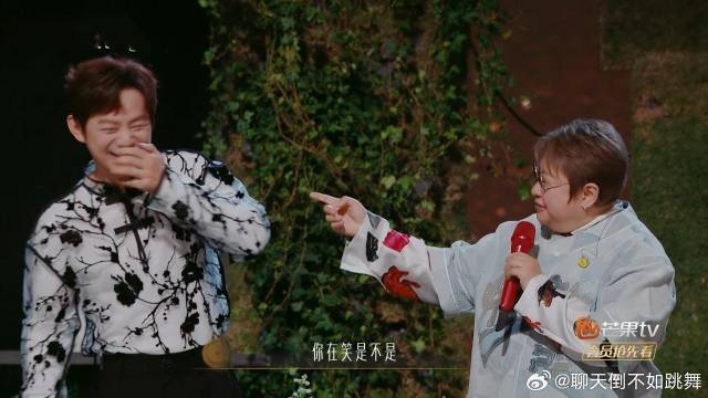 别人收到的都是鲜花 只有韩红收到一桶生姜，何炅瞬间笑出声！