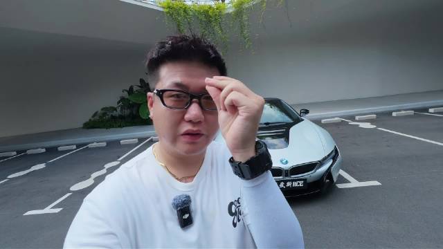 宝马i8终极形态，蝴蝶门敞篷限量版碳纤维车身