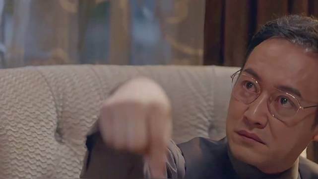 女人无意中发现丈夫的秘密，不料被逼得选择自杀