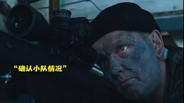 狙击手藏身垃圾堆伪装，恶臭中危险逼近