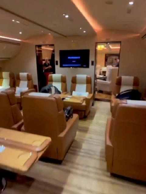 新款空军一号波音747-8，打开门走进内饰