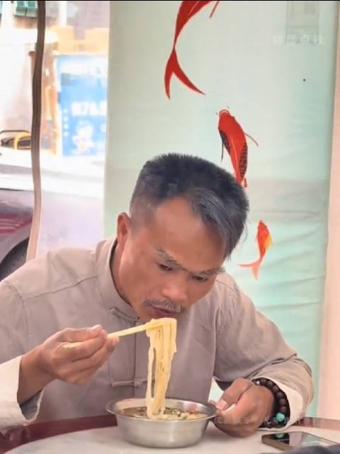 相同的面貌不同命，那些撞脸明星的打工人