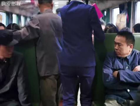 女孩为了漂亮，把制服改成了紧身款，别说还挺好看的！ 白敬亭 金晨