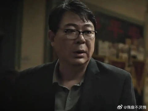 “父亲的一巴掌打的不只是他，更是无能为力的自己”