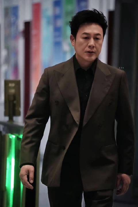 张颂文走路气场松弛内敛，源自生活阅历沉淀