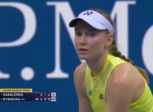莱巴金娜决胜盘掌控节奏，关键分发球制胜