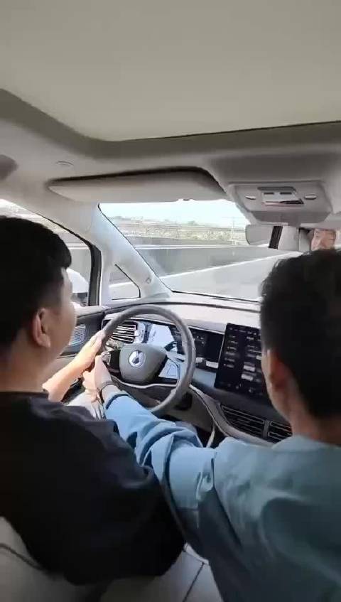 销售带着客户试驾“无人驾驶”，结果