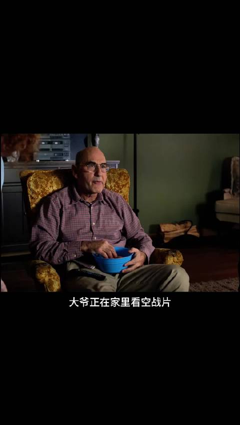 失事战机闯入民宅，消防员英勇救援