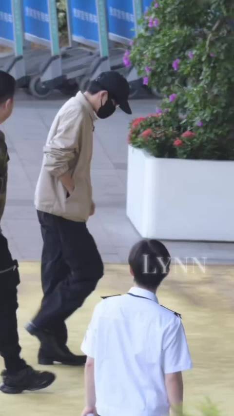 易烊千玺今天厦门出发路透，好长一条人