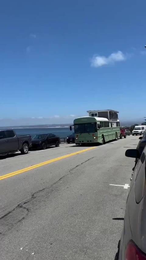 奇奇怪怪的改装车美国公路上时常能看到，老美真能玩哈
