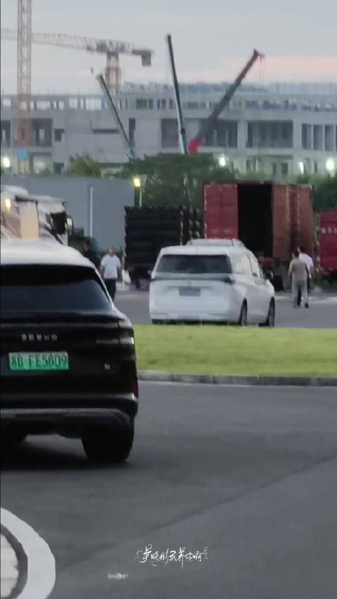 回到家翻相册才发现这个小彤彤听到我们在喊她也知道我们在外面等了她一天