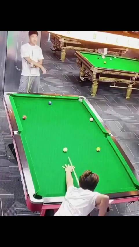 这是什么神仙杆法？感觉丁俊晖路过都得停下来研究两分钟
