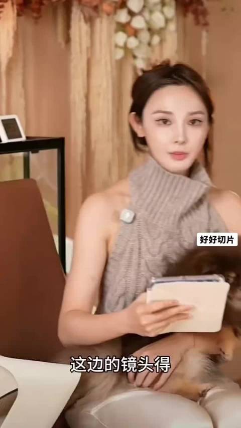 彭小苒今晚直播，网友都在劝她换件衣服再来直播