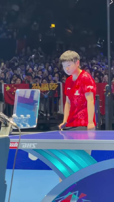 盘点，发球之前莎莎长出一口气，压力很大吧