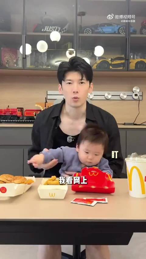 演员刘芮麟给宝宝搞了个开荤仪式，看把娃儿给馋的