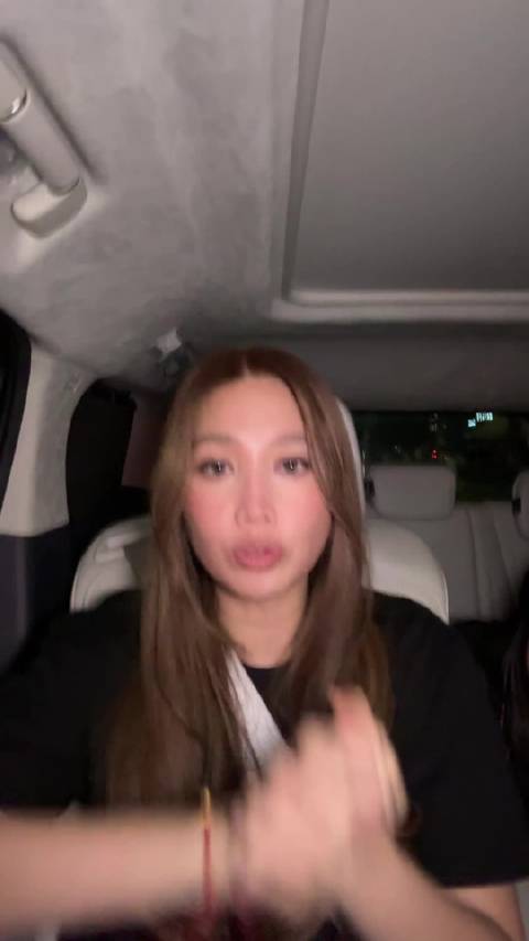 开始音乐表演，演唱中传达情感矛盾，孤独感与渴望