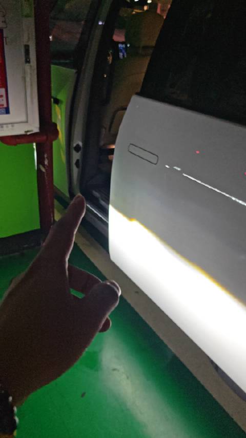MPV车主遇停车难，钻二排脱困