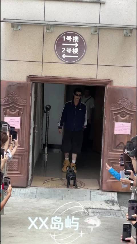 何与《千夜奇谭》出妆，还带着黑啤少爷一起，父子俩走路的感觉都好像