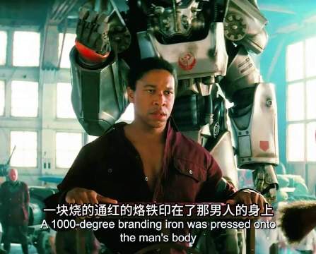 一块烧得通红的烙铁印在了那男人的身上，但他却兴奋地笑了