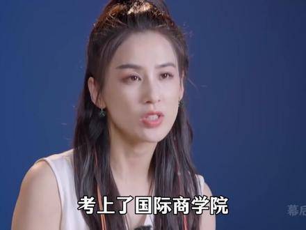 七载光阴流转，黄圣依以一嗓婉转戏腔，重新定义“乘风破浪”的深意