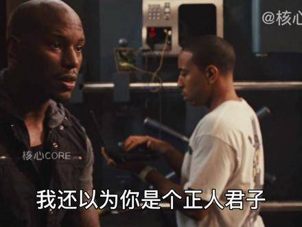 盖尔·加朵诠释的性感，自带气场与锋芒，那双长腿简直是飒爽本飒！