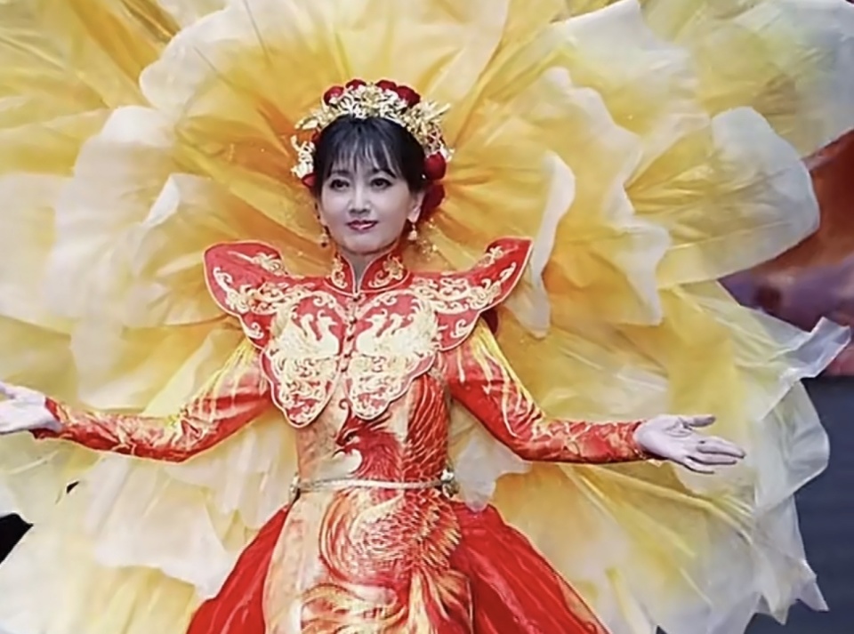 73岁赵雅芝亮相北京时装周，不是“白娘子”，是“母后登基”