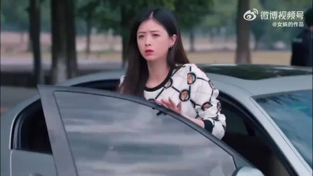 樊胜美一下车，就看到了邱莹莹和关关，整个人立刻变得局促不安