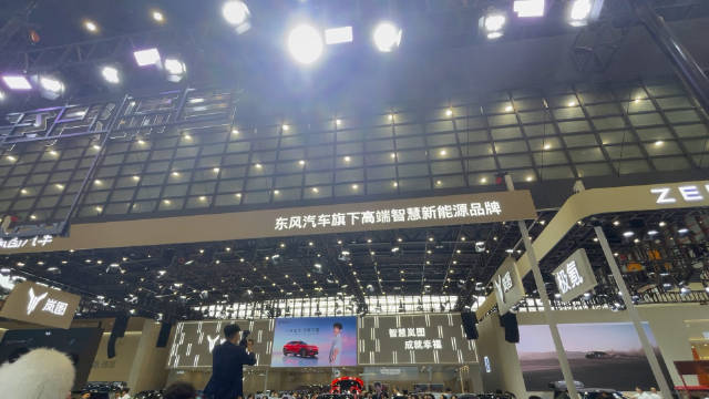 杨洋代言岚图车展，粉丝举海报喊口号