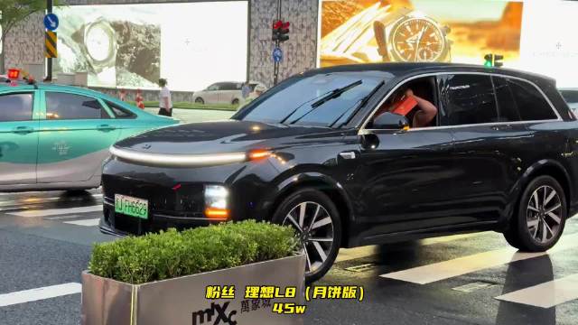 台州兄弟宝宝奔理想L8月饼一甩，奔驰C级华子利群一甩无敌