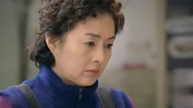 这把年纪了还肯为心上人迈出一步，光是这份胆量就够让人佩服