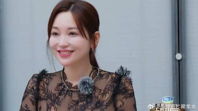 金莎拿到制片人的剧本太高兴 被吴镇宇提醒高兴太早，表情立马收敛太可爱了！