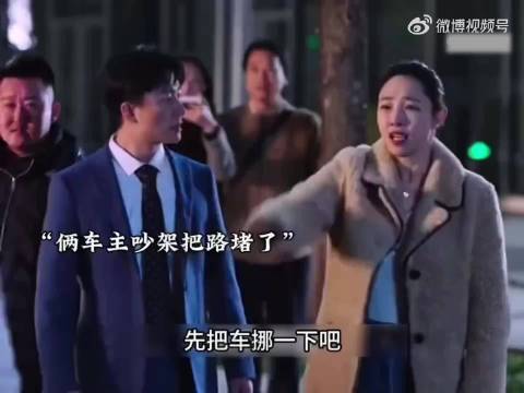 救护车被堵在半路束手无策，怎料小伙一招解决，还让女人芳心暗许
