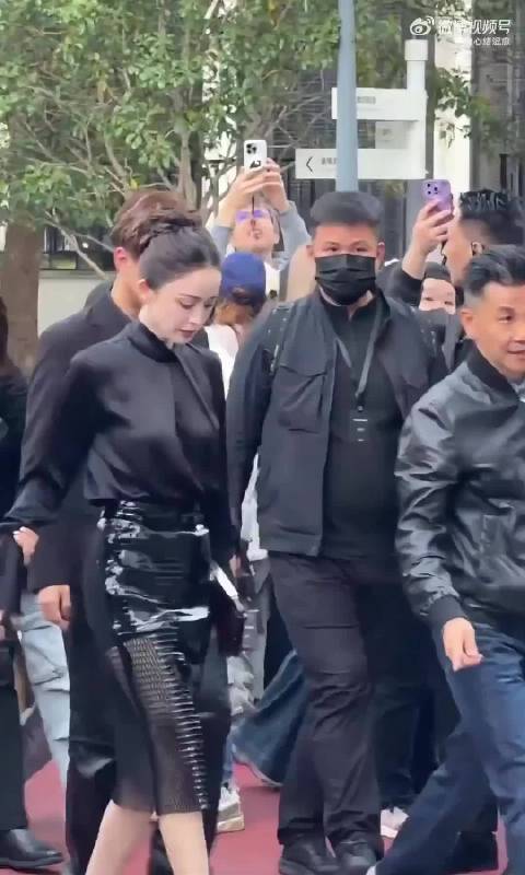 娜扎保守穿搭仍显好身材，头发似假发