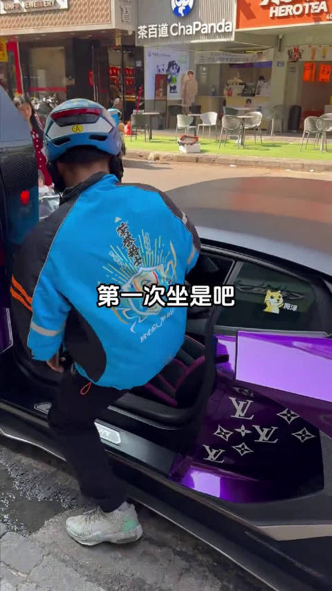 浓妆艳抹花枝招展不让上，无名小哥坐豪车