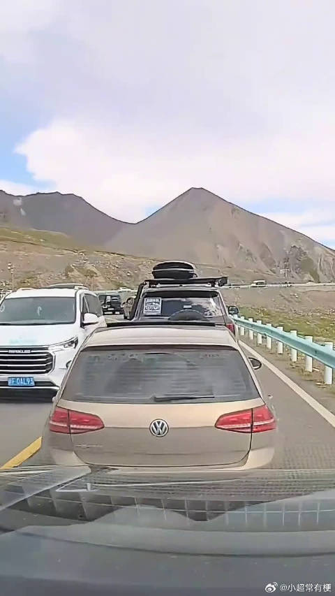 全部车都排队通行，只有它要特殊点